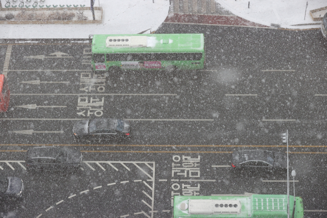 서울 전역에 대설주의보가 내려진 가운데 19일 오전 서울 광화문사거리에 눈이 내리고 있다. /연합뉴스