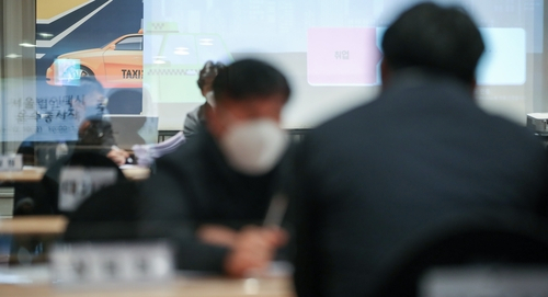 한 방문객이 지난해 12월 8일 서울 송파구 교통회관에서 열린 ‘서울법인택시 취업박람회’에서 상담을 받고 있다. /연합뉴스