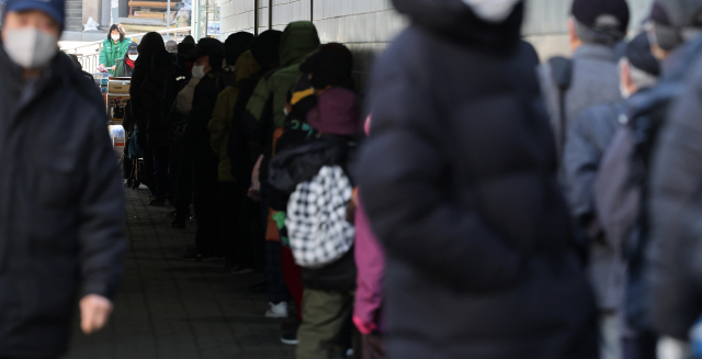 지난 17일 서울 동대문구 답십리 굴다리 지하차도에서 시민들이 무료급식사업 밥퍼나눔운동(밥퍼) 점심 배식을 기다리고 있다. /연합뉴스