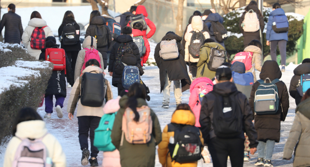 서울의 한 초등학교 학생들이 지난해 12월 20일 등교하고 있다./연합뉴스