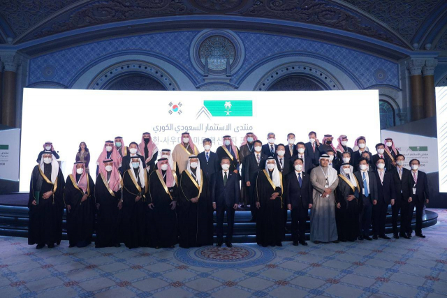 문재인(왼쪽 7번째) 대통령과 사우디아라비아 정부 관계자들이 사우디아라비아 현지에서 기념촬영을 하고 있다. /사진제공=특허청