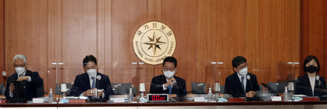 박지원(가운데) 국가정보원장이 국가정보원 청사에서 열린 국회 정보위원회의 2021년도 국가정보원 국정감사에 참여해 의원들을 기다리고 있다. /국회사진기자단