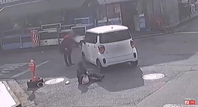 70대 노인을 들이받은 운전자가 내리자마자 차에 흠집이 났는지 먼저 살피고 있다. /한문철TV 유튜브 캡처