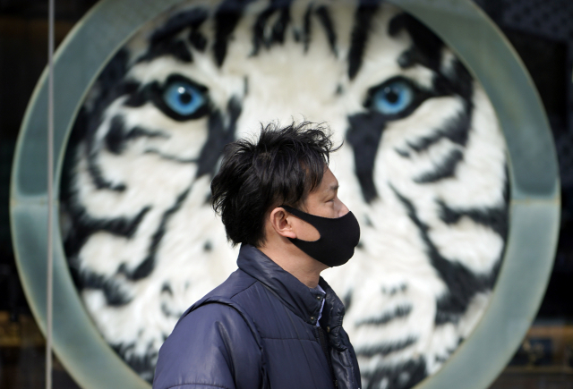 19일 일본 도쿄에서 마스크를 쓴 한 시민이 길을 걸어가고 있다./EPA연합뉴스