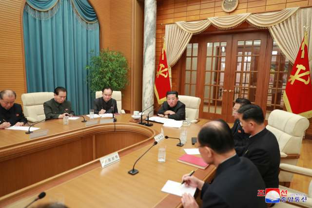 김정은(왼쪽 네번째) 북한 노동당 총비서가 참석한 가운데 제8기 제6차 정치국 회의가 진행되고 있다./연합뉴스