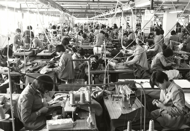 1980년대 구로공단의 한 의류공장에서 일하는 여성들의 모습./연합뉴스