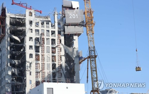 20일 광주 서구 화정아이파크 붕괴사고 현장에서 타워크레인 안정화에 투입된 작업자가 이동식 크레인 작업대를 타고 현장을 점검하고 있다. HDC 현대산업개발이 시공하는 화정아이파크에서 지난 11일 붕괴사고가 발생해 공사 작업자 1명이 숨지고, 5명이 실종됐다. /사진=연합뉴스