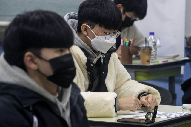 2022학년도 대학수학능력시험이 치러진 지난해 11월 18일 서울 여의도고등학교에 마련된 시험장에서 수험생들이 시험을 기다리고 있다./사진공동취재단