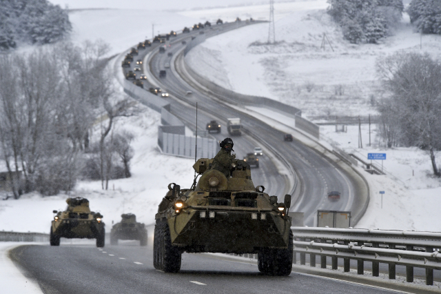 러시아 장갑차들이 지난 18일 크림 반도의 한 고속도로를 따라 이동하고 있다. 러시아는 우크라이나 인근에 탱크와 기타 중화기를 보유한 10만명의 병력을 집결시켰으며 미국 등 서방 진영은 이를 침공의 전초전으로 우려하고 있다./AP연합뉴스