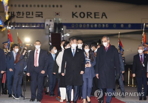 중동 3개국을 순방 중인 문재인 대통령이 19일(현지시간) 이집트 카이로 국제공항에 도착하고 있다./연합뉴스