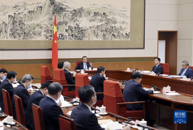 리커창 중국 총리가 19일 국무원 전체회의를 주재하고 있다. /신화망