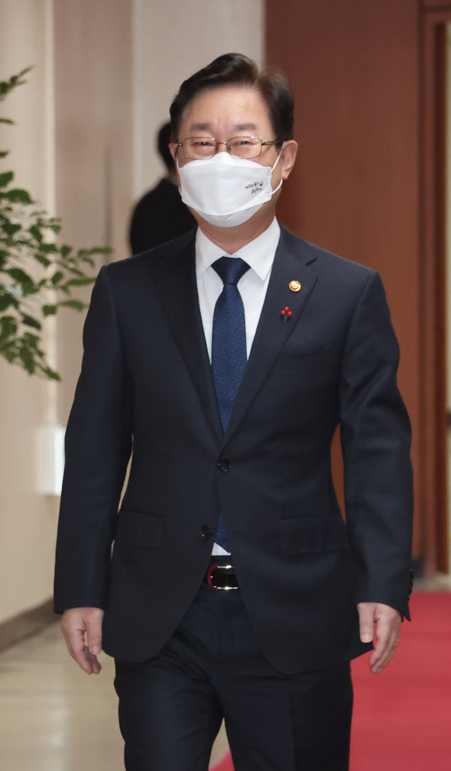 박범계 법무부 장관이 21일 정부서울청사에서 열린 임시 국무회의에 참석하고 있다./연합뉴스