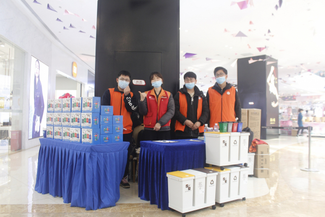 SK아이이테크놀로지 중국 창저우 법인(SKBMC) 및 BEST 구성원들이 8일 중국 창저우시 진탄구 내 최대 쇼핑몰인 우위에광장에서 분리수거 캠페인을 진행하고 있다./사진제공=SK이노베이션
