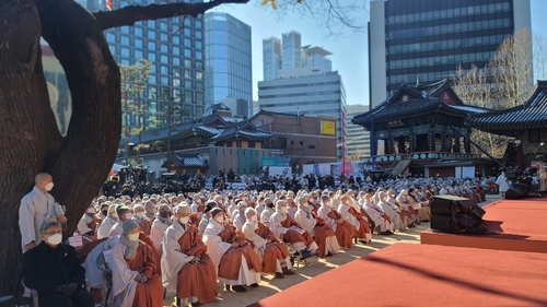 서울 종로구 조계사에서 열린 전국승려대회에 참석한 스님들의 모습. /연합뉴스