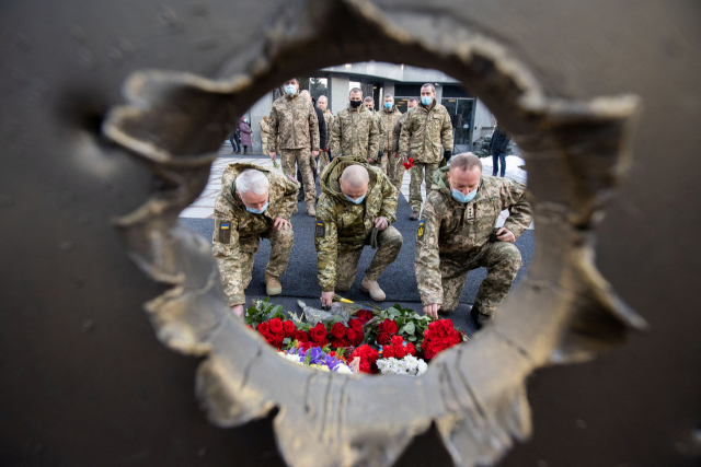 [사진]푹풍전야 속 전사자 추모하는 우크라 군인들…러시아는 1만명 해군 훈련