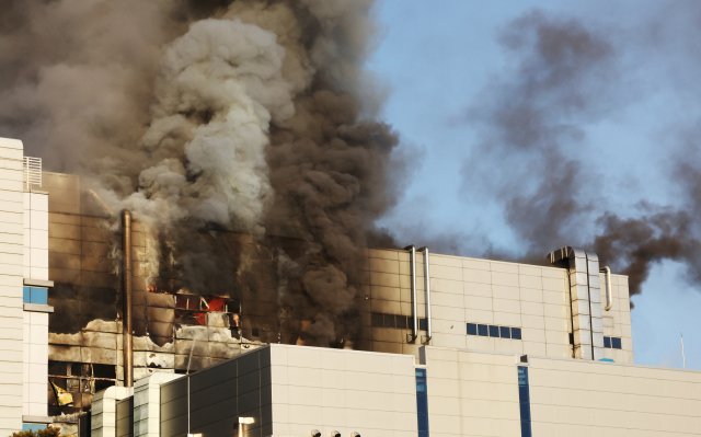 청주 에코프로비엠 공장서 대형화재…3명 구조·1명 사망