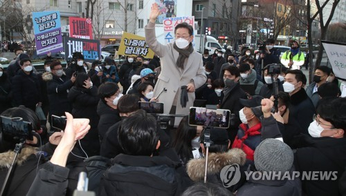 이재명 민주당 대선 후보가 21일 서울 마포구 연남동 거리에서 열린 '걸어서 민심 속으로' 연남동 거리 걷기 행사에서 시민들에게 인사하고 있다./국회사진기자단