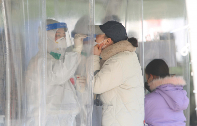 지난 21일 오전 대구 중구 국채보상공원에 마련된 임시선별진료소에서 시민들이 신종 코로나바이러스 감염증(코로나19) 검사를 받고 있다. /연합뉴스