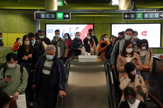 홍콩에서 신종 코로나바이러스 감염증(코로나19) 발생 후 저녁 러시아워에 마스크를 쓴 통근자들이 지하철역에서 에스컬레이터를 타고 있다. /AP연합뉴스