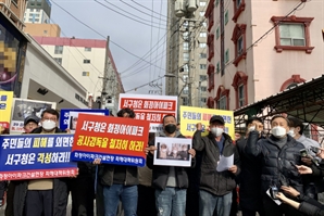 광주 아파트 붕괴 현장 인근 상인들 “서구청도 공범…12일째 무대책”