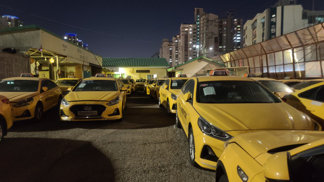 한국택시협동조합의 택시들이 운행이 중단된 채 서울 마포구의 차고지에 대거 주차돼 있다. /강동헌 기자