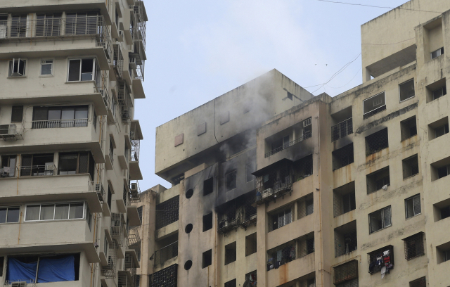 인도 뭄바이 고층 아파트서 화재…7명 부상