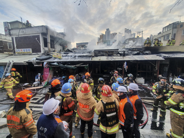 22일 오전 서울 동작구 흑석시장에서 화재가 발생해 소방대원이 화재 진압을 하고 있다./제공=동작소방서