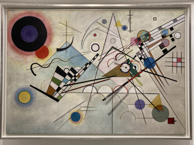 바실리 칸딘스키가 1923년 7월에 완성한 '구성(Composition) 8'. 뉴욕 솔로몬 R.구겐하임 미술관 소장품이다.
