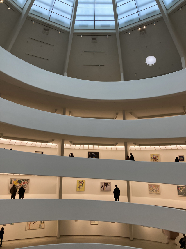 프랭크 로이드 라이트가 설계한 뉴욕 명소 구겐하임 미술관의 나선형 갤러리를 따라 바실리 칸딘스키의 작품들이 전시 중이다.