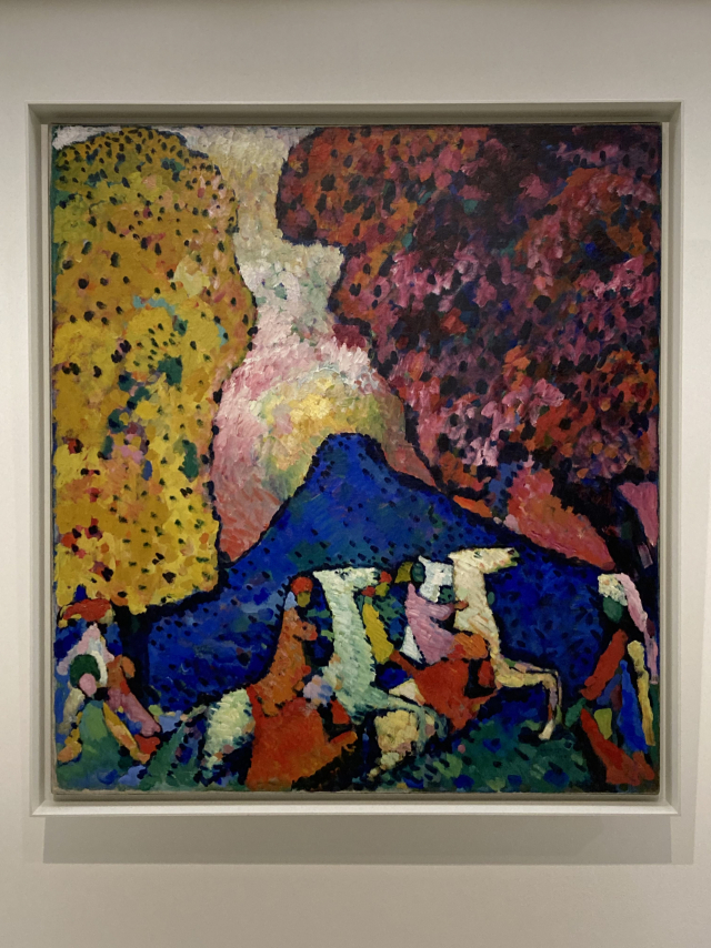바실리 칸딘스키가 1908~09년에 제작한 '푸른 산'. 뉴욕의 구겐하임미술관 소장품이다.