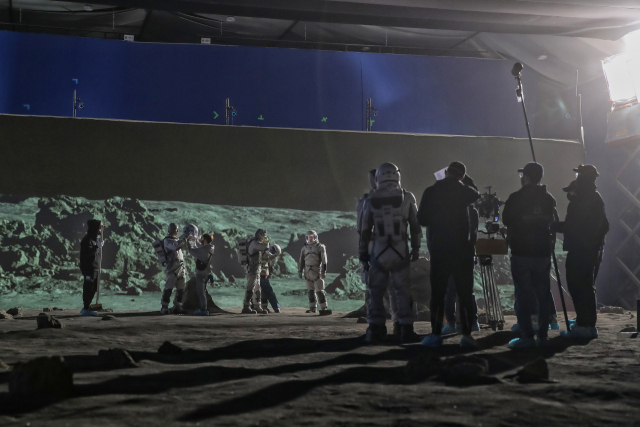 제작진이 구현한 달 표면에서 배우들이 촬영을 하고 있다.