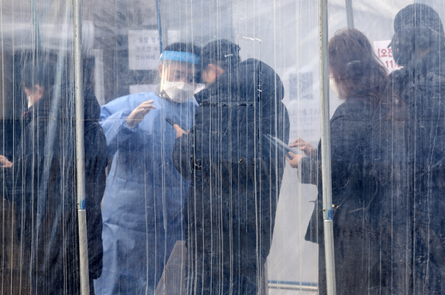 22일 오전 서울 용산역 임시선별진료소에서 시민들이 검사를 받기 위해 이동하고 있다./연합뉴스