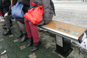 서울 동대문구의 버스 정류장에 설치된 온열 의자. /사진 제공=동대문구