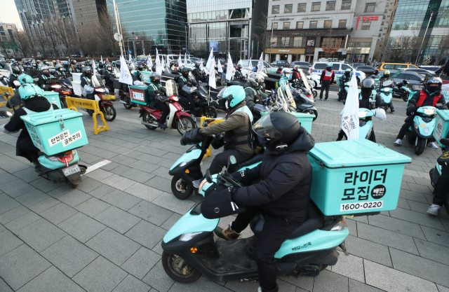배달 노동자들이 수수료 인상을 요구하며 시위하고 있다. /연합뉴스