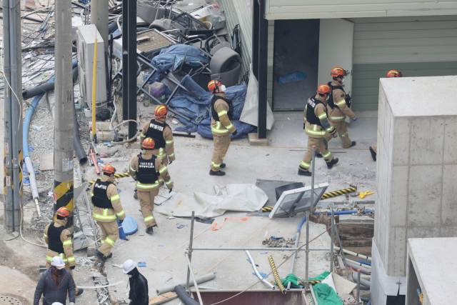 23일 오전 광주 서구 화정아이파크 붕괴사고 현장에서 119 구조대원들이 건물 안으로 진입하고 있다. / 연합뉴스