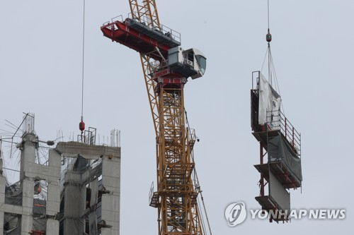 23일 오전 광주 서구 화정아이파크 붕괴사고 현장에서 안전한 구조작업을 위해 건물 상층부의 거푸집인 RCS(Rail Climbing System)폼(사진 오른쪽)이 제거되고 있다. 구조 당국은 이날 RCS폼을 제거한 데 이어 기울어진 타워크레인의 추가해체를 검토 중이다. /사진=연합뉴스