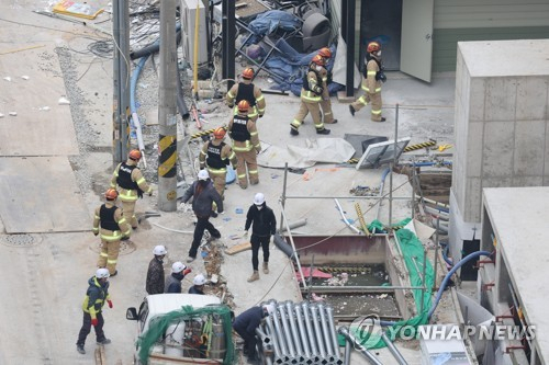 23일 오전 광주 서구 화정아이파크 붕괴사고 현장에서 119 구조대원들이 건물 안으로 진입하고 있다. 건물 진입을 일시 중단했던 소방당국은 전날 저녁부터 상층부 수색과 잔해제거 작업을 재개했다. /사진=연합뉴스