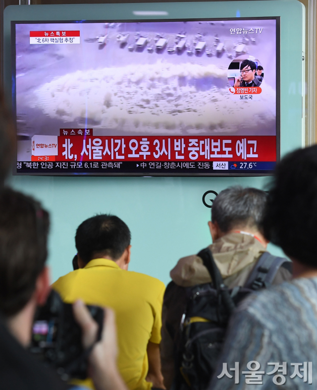 지난 2017년 9월 3일 북한 6차 핵실험이 강행되자 관련 TV보도 상황을 서울역 일대를 지나던 시민들이 지켜보고 있다. /서울경제DB