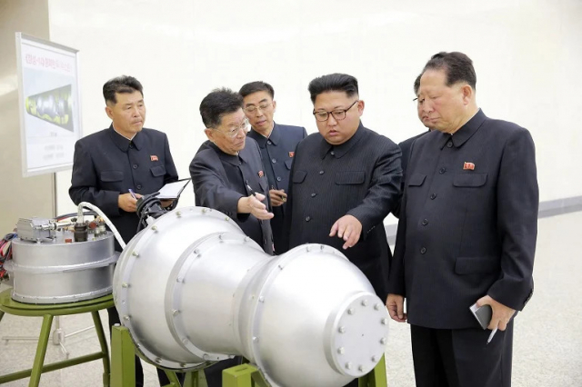 김정은 북한 국무위원장(오른쪽 두 번째)이 핵탄두 모형을 살펴보는 모습. 북한은 지난 2017년 9월 3일 6차 핵실험 이후 해당 사진을 관영 언론을 통해 공개했다. /조선중앙통신 AP 연합뉴스