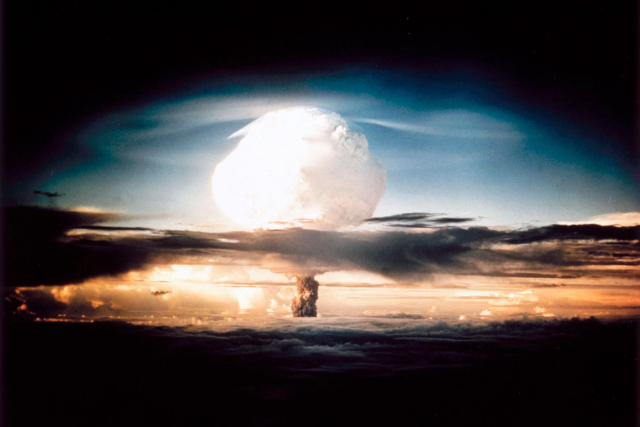 세계 최초 수소폭탄 미국 'Ivy Mike'의 핵실험 장면. 북한이 지속적으로 핵실험을 재개할 경우 소형화한 전술핵무기와 더불어 수소탄과 같은 전략핵무기 기술도 완성하려고 시도할 것으로 보인다. /사진출처=아토믹아키브닷컴