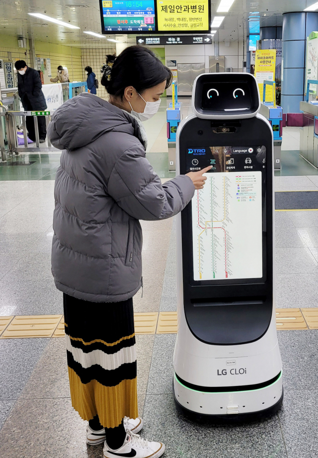 지하철을 이용하는 시민이 LG 클로이 가이드봇을 통해 노선도를 확인하고 있다. /사진 제공=LG전자