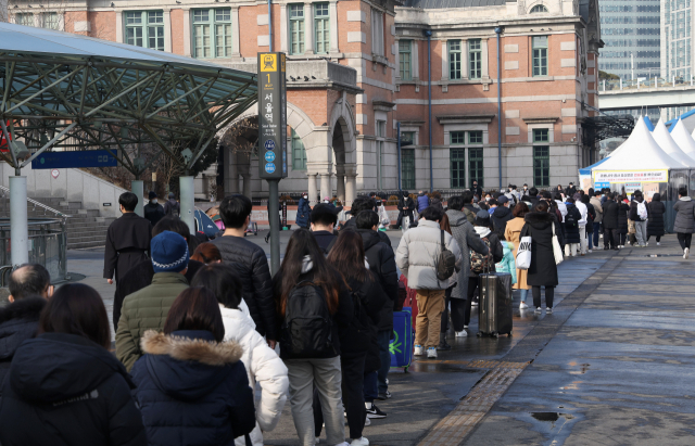 23일 오후 서울역 광장에 마련된 코로나19 선별 검사소에 시민들이 검사를 위해 줄을 서서 기다리고 있다./연합뉴스