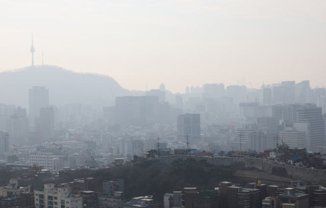 미세먼지 농도가 '나쁨' 수준을 보인 23일 오후 서울 시내가 뿌옇게 보이고 있다. /연합뉴스