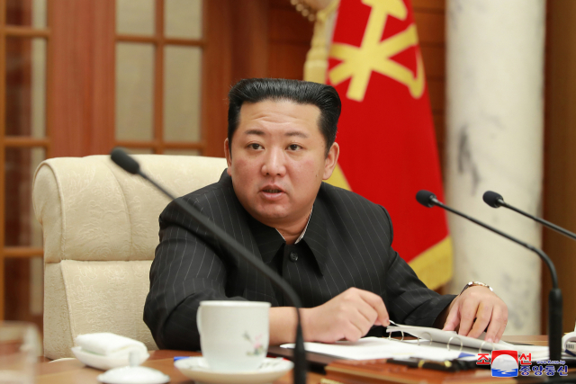 김정은 북한 노동당 총비서가 지난 19일 제8기 제6차 정치국 회의를 열어 미국 대응방안을 논의하고 있다./연합뉴스