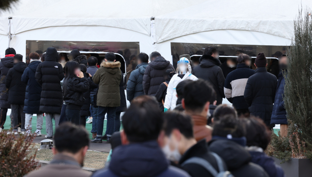 24일 서울 송파구 보건소 코로나19 선별검사소에서 시민들이 검사를 받기위해 대기하고 있다./연합뉴스