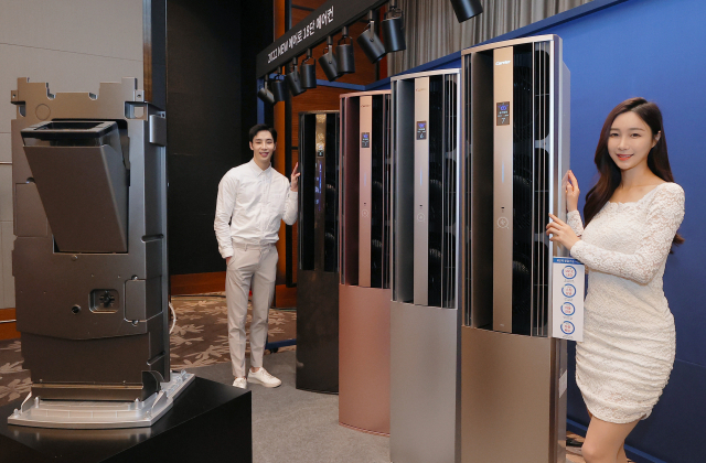 24일 오전 서울 여의도 콘래드 호텔에서 열린 캐리어에어컨 2022년 신제품 설명회에서 모델들이 2022년형 뉴 에어로 18단 에어컨 제품을 소개하고 있다./캐리어에어컨 제공