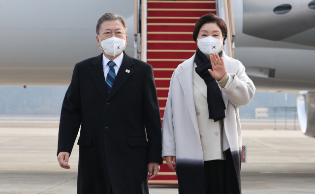 문재인 대통령과 김정숙 여사가 22일 성남 서울공항에 도착,공군 1호기에서 내려 이동하고 있다. /연합뉴스