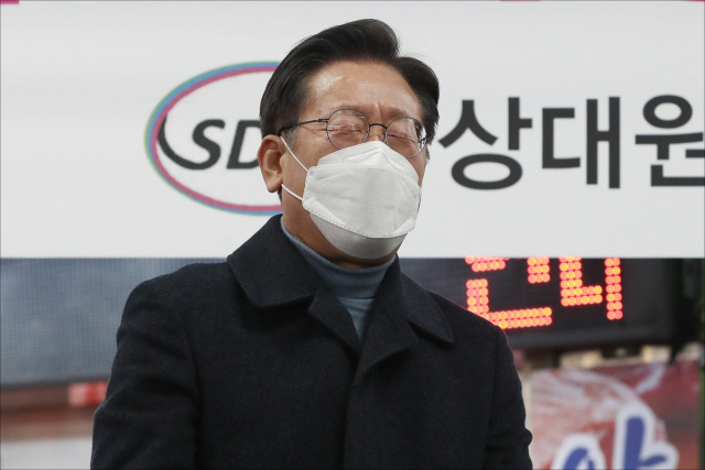 이재명 더불어민주당 대선 후보가 24일 경기 성남시 상대원 시장을 방문해 눈물을 흘리며 연설을 하고 있다. / 권욱 기자