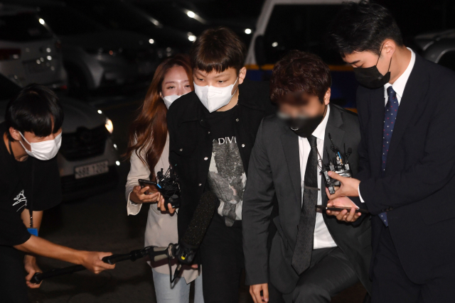 국민의힘 장제원 의원 아들인 래퍼 장용준(노엘)이 지난해 9월 3일 조사를 받기 위해 서울 서초경찰서로 들어서고 있다. /연합뉴스