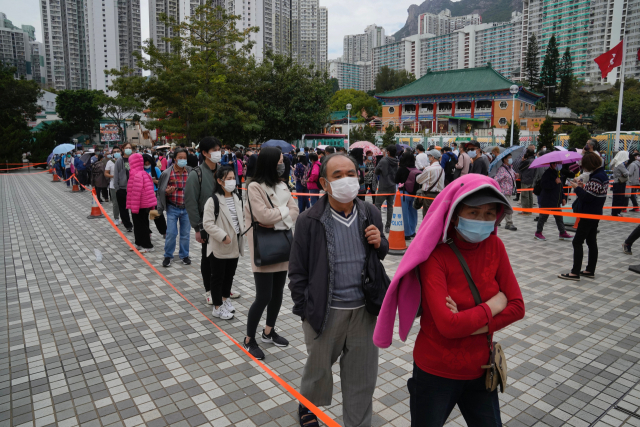 지난 22일 홍콩 주민들이 코로나19 검사를 받기 위해 길게 줄을 서 있다. /AP연합뉴스